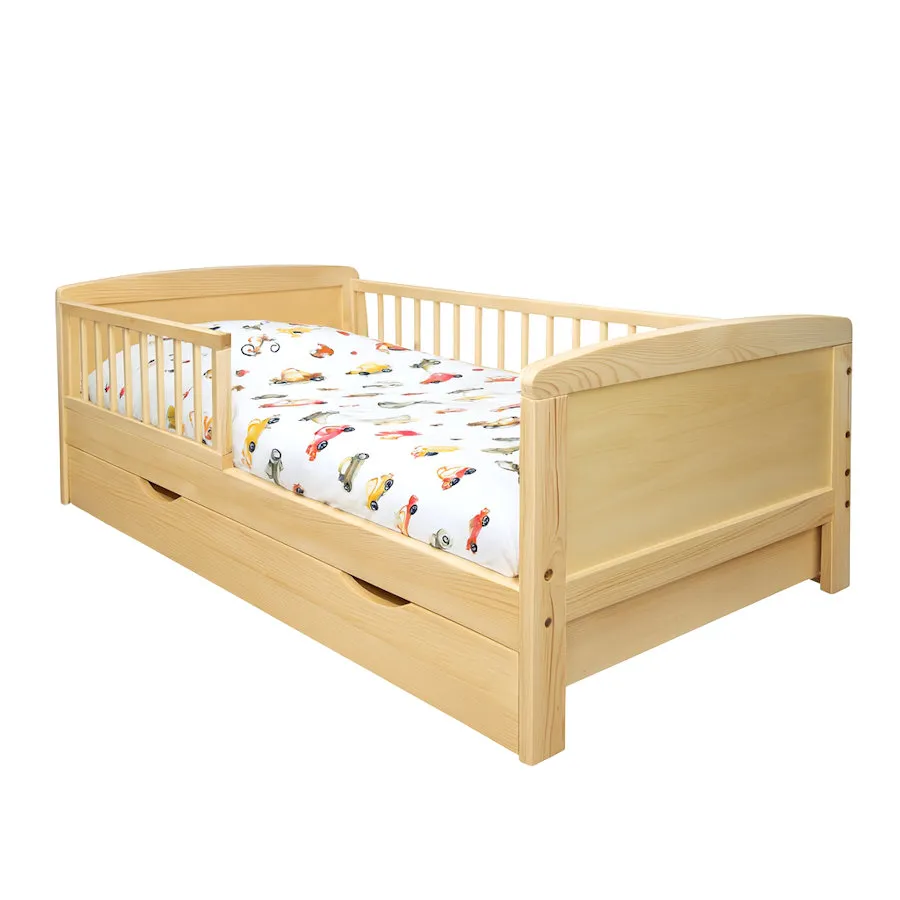 Priedes koka bērnu gultiņa ar barjeru un atvilktni 140x70