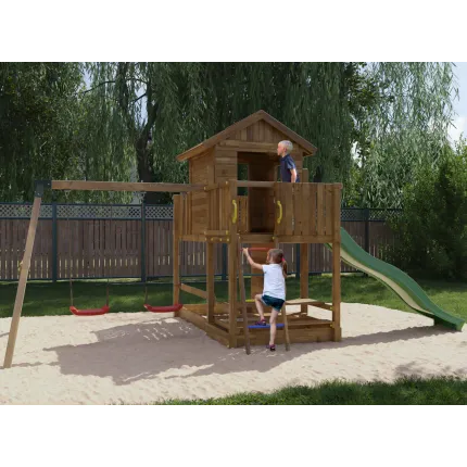 Bērnu rotaļu laukums ar mājiņu, slidkalniņu, kāpšanas sienu, dubultām šūpolēm, piknika galdiņu un vietu smilšu rotaļām.