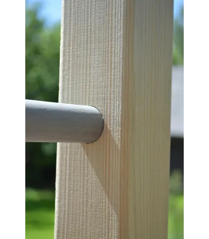 Klasisks bērnu rotaļu laukums ar dubultām šūpolēm.