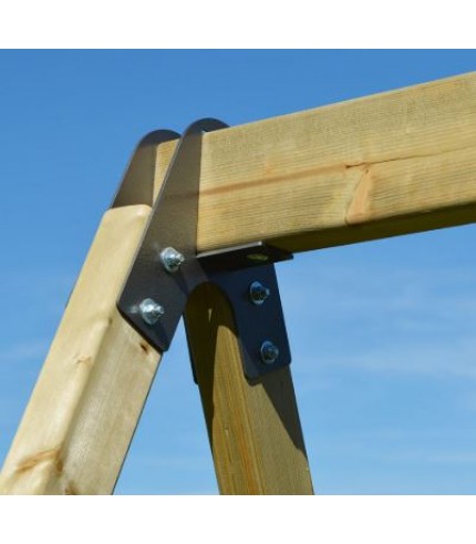 Junior rotaļu laukums ar slidkalniņu, smilšu kasti, šūpolēm, kāpšanas sienu.