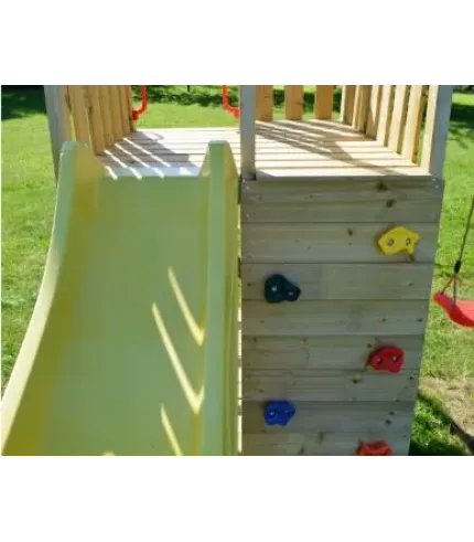 Bērnu rotaļu laukums ar slidkalniņu, smilšu kasti, šūpolēm, kāpšanas sienu un pilnika galdiņu ar soliem.