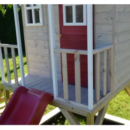 Rotaļu mājiņa Nordic Adventure House ar šūpolēm, slidkalniņu un smilšukasti.