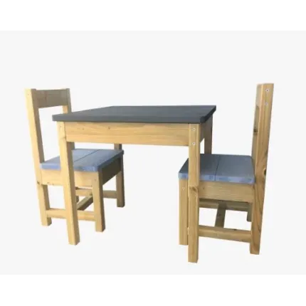 Galdiņš un krēsliņi āra rotaļām.
