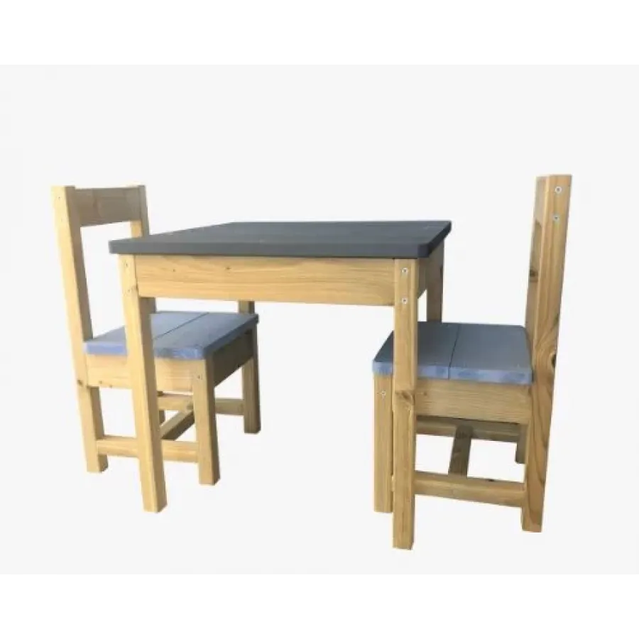 Galdiņš un krēsliņi āra rotaļām.